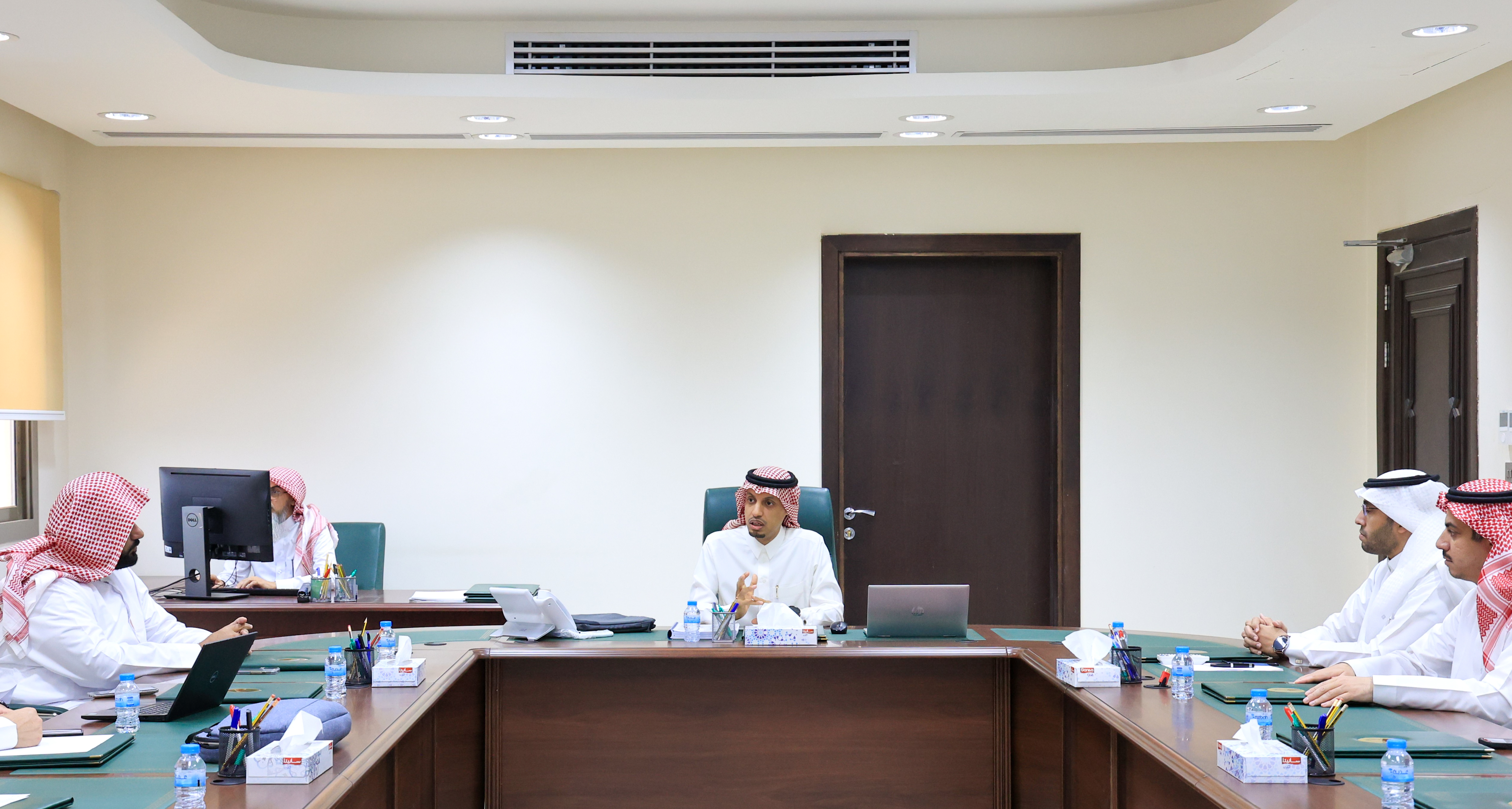 وكيل الجامعة للشؤون الأكاديمية يتابع خطط الاستعداد للعام الجامعي 